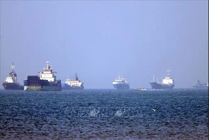 Tàu thuyền ở eo biển Hormuz, gần thành phố cảng Bandar Abbas, Iran. Ảnh: The Guardian/TTXVN