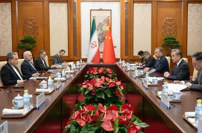 Ngoại trưởng Trung Quốc Vương Nghị trao đổi với người đồng cấp Iran Abbas Araghchi trong cuộc gặp song phương tại Bắc Kinh vào ngày 6/5. Ảnh: Xinhua