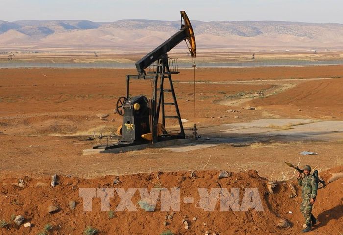 Tháp khoan dầu tại Qamishli, tỉnh Hasakah, Syria. Ảnh: THX/TTXVN