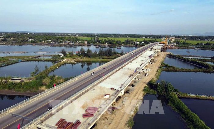 Các đơn vị thi công đường ven biển Võ Chí Công, thành phố Đà Nẵng, đang đẩy nhanh tiến độ đưa dự án về đích theo đúng kế hoạch. Ảnh: Trần Tĩnh - TTXVN