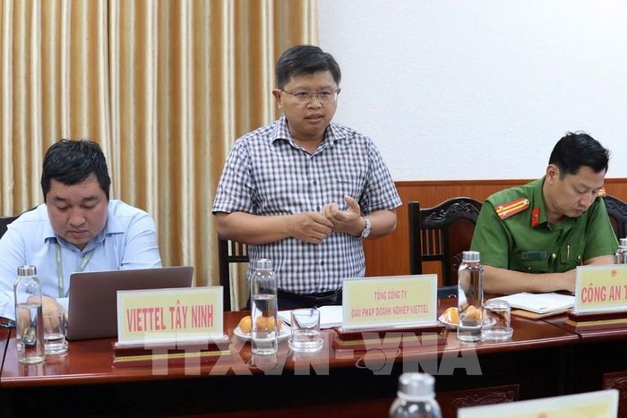 Đạ diện doanh nghiệp Vietel trao đổi nội dung triển khai mô hình hành chính công chủ động. Ảnh: Thanh Bình -TTXVN