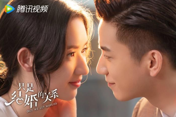 Motif cưới trước yêu sau quen thuộc nhưng vẫn hiệu quả nhờ cách triển khai nhẹ nhàng, hài hước. Từ một bản hợp đồng hôn nhân, hai nhân vật chính dần nảy sinh tình cảm thật, kéo theo loạt cảnh hôn dày đặc, mang màu sắc ngọt ngào, dễ tiếp cận với khán giả trẻ.