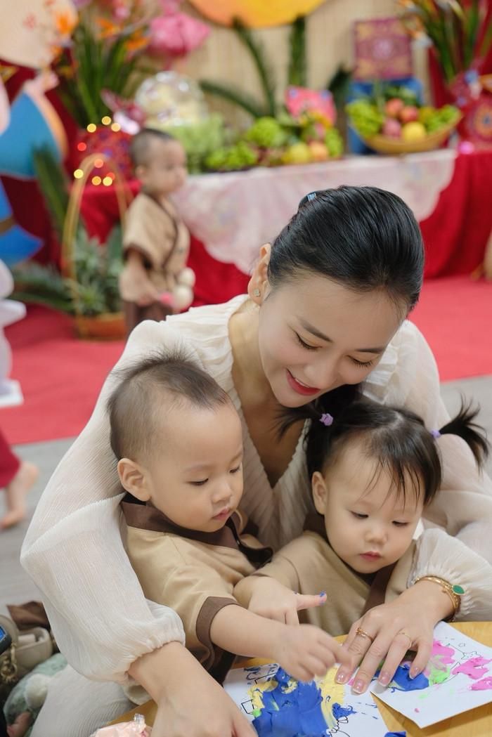 Phương Oanh hiện dành phần lớn thời gian cho gia đình, đặc biệt là hai con nhỏ. 
