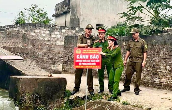 Ngoài ra, Công an phường Đông Sơn còn đẩy mạnh công tác tuyên truyền phòng, chống đuối nước và chủ động cắm những biển cảnh báo nguy hiểm tại khu vực nước sâu, chảy xiết. Ảnh: Quốc Anh