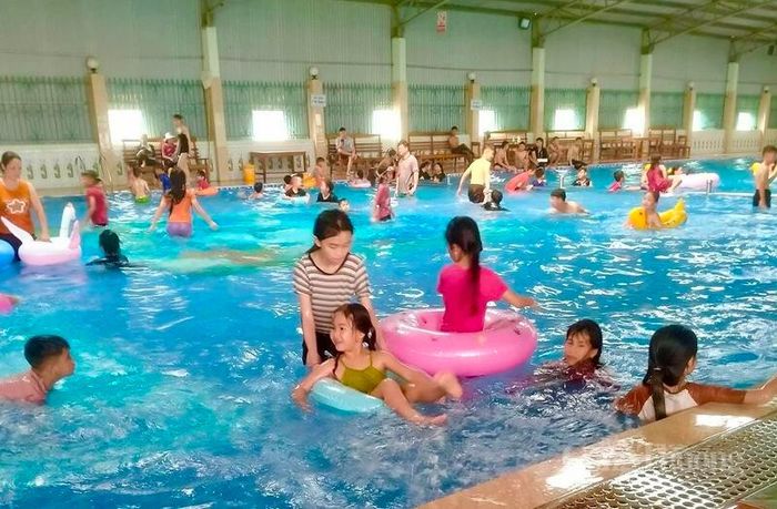 Dịp hè đến, hàng loạt bể bơi trên địa bàn xã Thạch Quảng luôn thu hút nhiều trẻ em đến học bơi. Ảnh: Quốc Anh