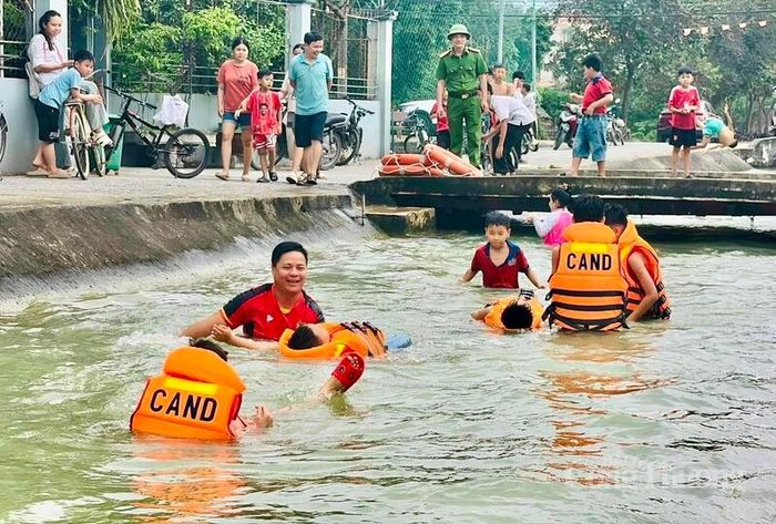 Xuất phát từ nỗi lo đuối nước, trên địa bàn Thanh Hóa, đã mở ra nhiều lớp học dạy bơi do chính lực lượng Công an, cá nhân... Ảnh: Quốc Anh