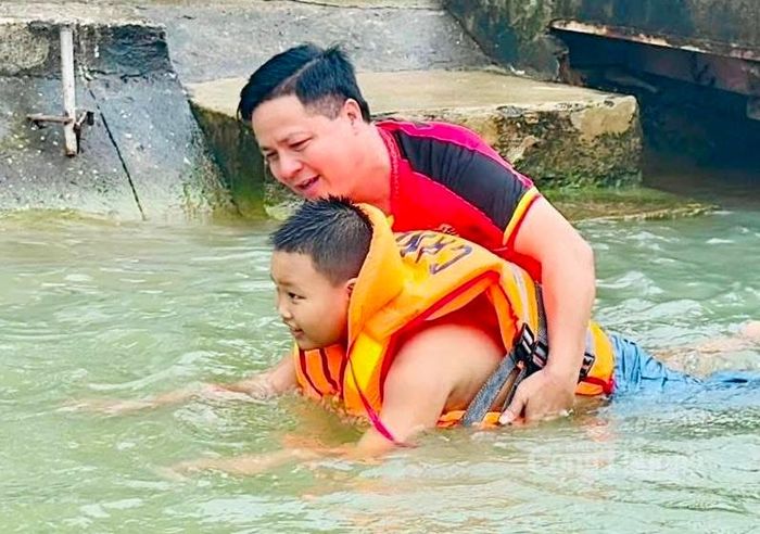 Vừa qua, Công an phường Đông Sơn đã xuống nước cùng các em, hướng dẫn các em từ cách nín thở, cách đạp chân, cho đến kỹ năng thoát hiểm khi bị đuối sức giữa dòng nước. Ảnh: Quốc Anh