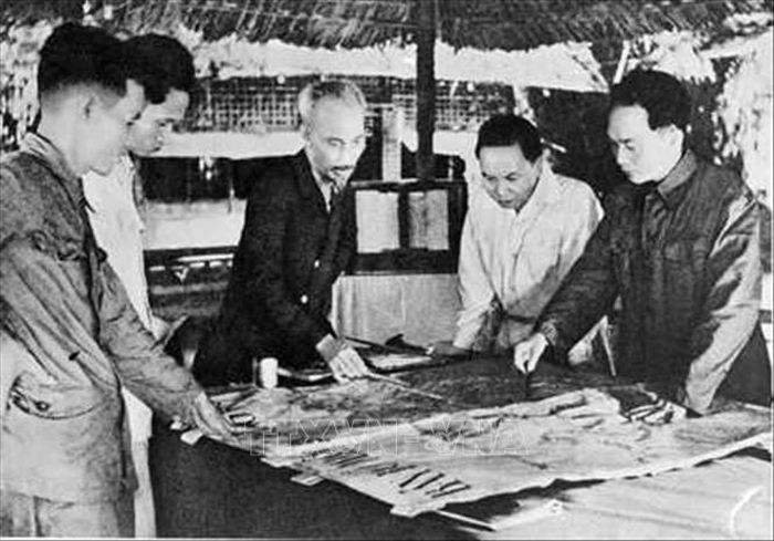 Ngày 6/12/1953, Bộ Chính trị tổ chức cuộc họp dưới sự chủ trì của Chủ tịch Hồ Chí Minh để nghe Tổng Quân ủy báo cáo và duyệt lần cuối kế hoạch tác chiến Đông - Xuân 1953 - 1954, đồng thời quyết định mở Chiến dịch Điện Biên Phủ với quyết tâm tiêu diệt bằng được tập đoàn cứ điểm này. Ảnh: Tư liệu TTXVN