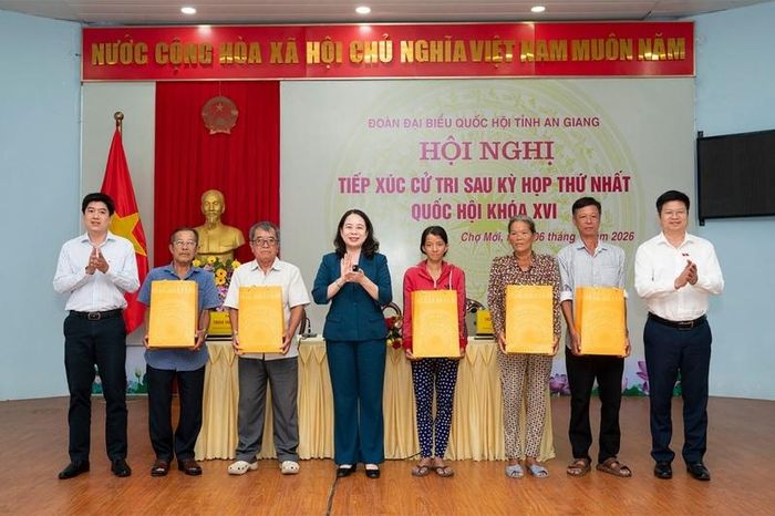 Phó Chủ tịch nước Võ Thị Ánh Xuân tặng quà cho 5 gia đình chính sách có hoàn cảnh khó khăn ở xã Chợ Mới. Ảnh: Trung Hiếu