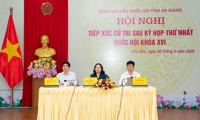 Phó Chủ tịch nước Võ Thị Ánh Xuân cùng Đoàn đại biểu Quốc hội tỉnh An Giang đơn vị số 4 tiếp xúc cử tri xã Chợ Mới. Ảnh: Trung Hiếu