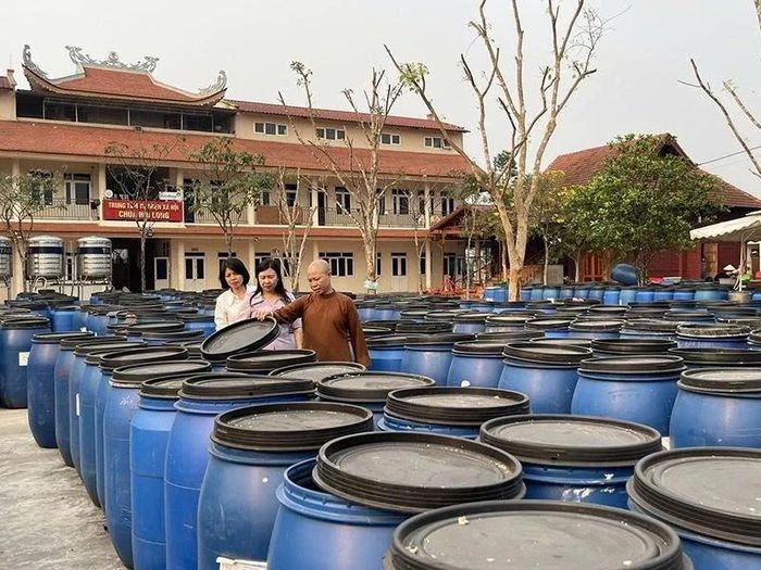 Lãnh đạo Ủy ban MTTQ tỉnh thăm mô hình sản xuất dược liệu của chùa Hồi Long, xã Hoằng Thanh.