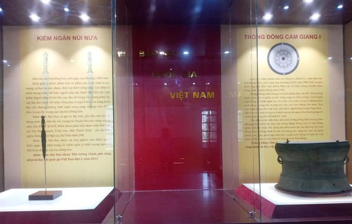 Bảo vật quốc gia Kiếm ngắn núi Nưa và Trống đồng Cẩm Giang hiện đang lưu giữ, bảo quản, trưng bày tại Bảo tàng tỉnh Thanh Hóa