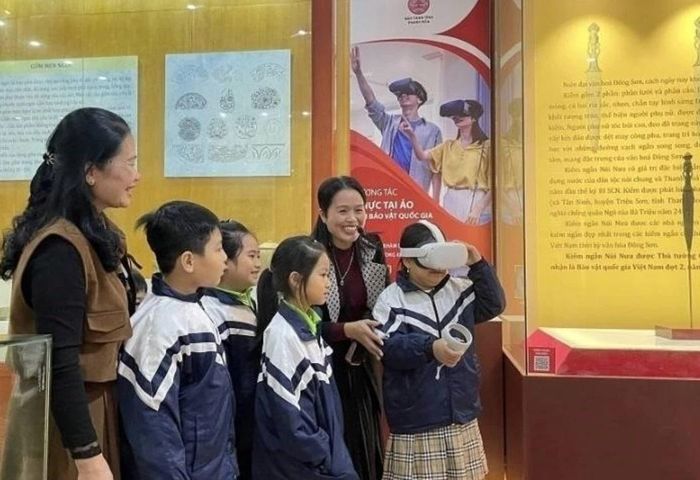 Trải nghiệm công nghệ thực tại ảo (AR) giúp học sinh tiếp cận di sản một cách trực quan, sinh động.