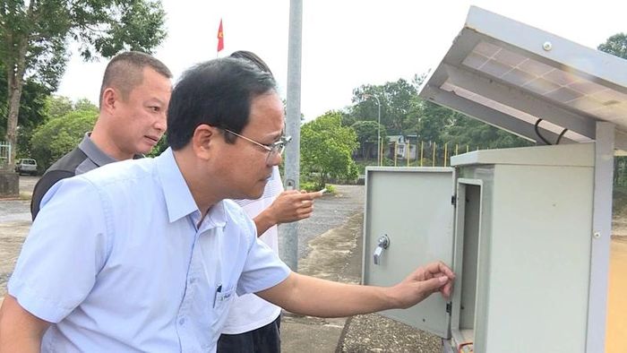 Lãnh đạo Công ty TNHH MTV Sông Chu kiểm tra hệ thống thiết bị đo mực nước tự động.