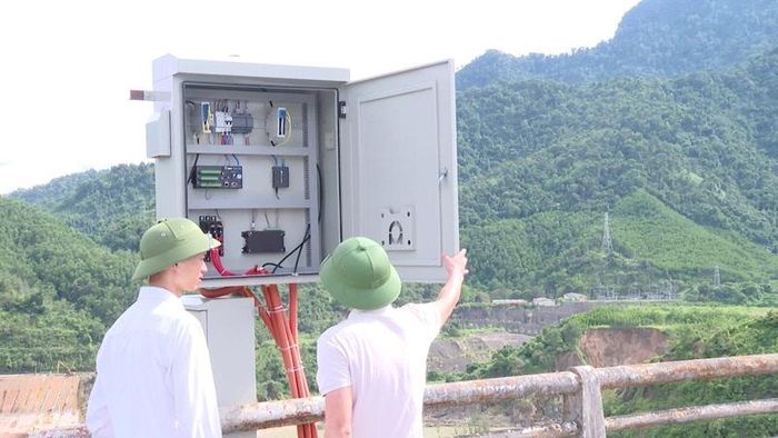 Chi nhánh khai thác công trình Thủy lợi Cửa Đạt kiểm tra trạm đo mưa tự động.
