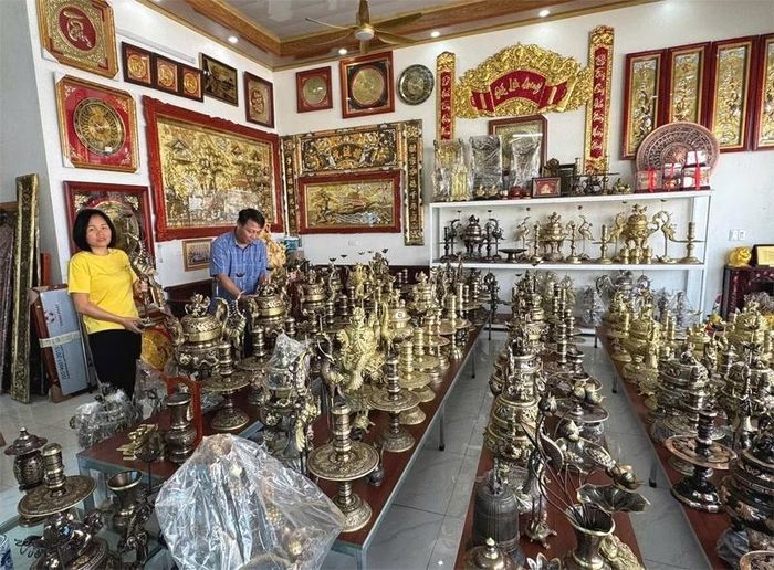 Nghề đúc đồng cổ truyền ở làng Trà Đông. Ảnh: Khắc Công