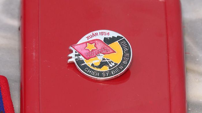 Huy hiệu Chiến sĩ Điện Biên Phủ, kỷ vật giá trị được gìn giữ hơn 70 năm.