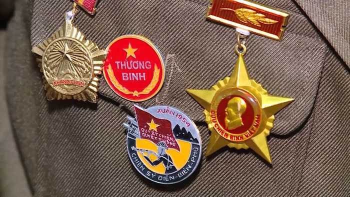 Cùng với những huy hiệu cao quý khác, chiếc huy hiệu Chiến sĩ Điện Biên Phủ vẫn sáng mãi và luôn được gắn trên ngực áo của những cựu chiến binh từng tham gia chiến dịch.