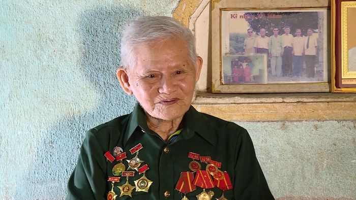 Ông Nguyễn Văn Chứa bồi hồi xúc động kể lại giây phút được gắn huy hiệu Chiến sĩ Điện Biên Phủ lên ngực áo.