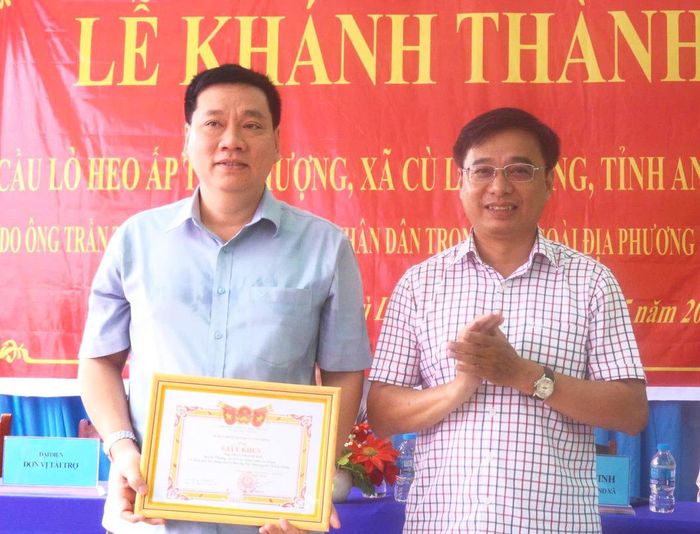 UBND xã Cù Lao Giêng tặng giấy khen ông Trần Thanh Hải tài trợ kinh phí xây dựng cầu.