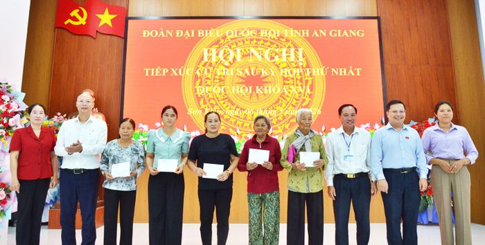 Đoàn Đại biểu Quốc hội tỉnh An Giang (đơn vị số 5) tặng 5 phần quà cho gia đình chính sách, người có công với cách mạng trên địa bàn xã Sơn Kiên.