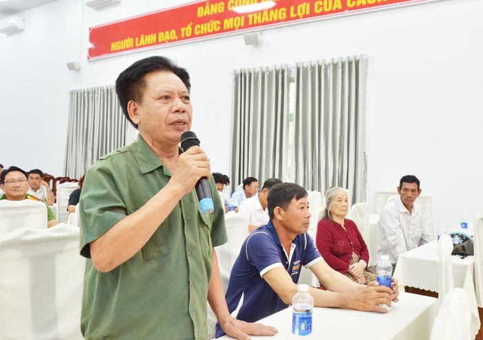 Cử tri Trần Văn Tú (ngụ ấp Số Tám) kiến nghị tại buổi tiếp xúc cử tri.