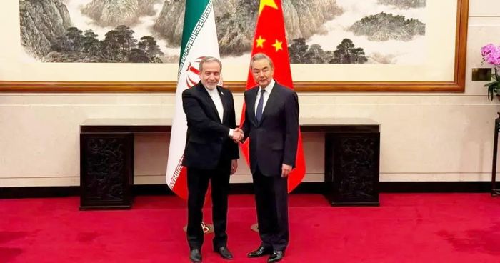 Ngoại trưởng Iran Abbas Araghchi và người đồng cấp Trung Quốc Vương Nghị. Ảnh: aljazeera.com