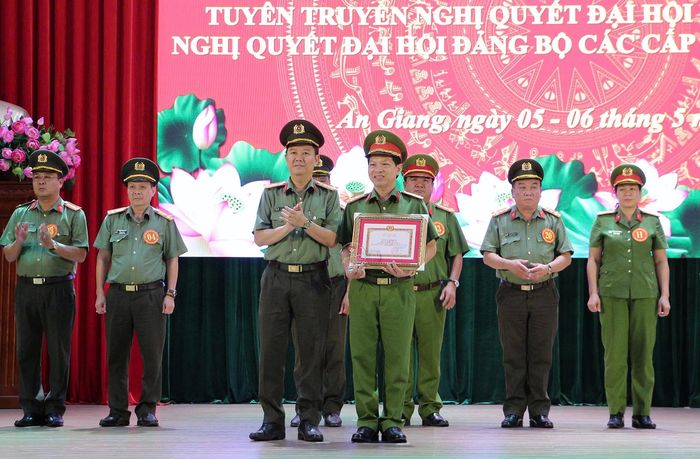 Đại tá Lê Phú Thạnh, Phó Giám đốc Công an tỉnh, trao giải nhất và giải chuyên đề cho báo cáo viên có phần thi xuất sắc nhất.