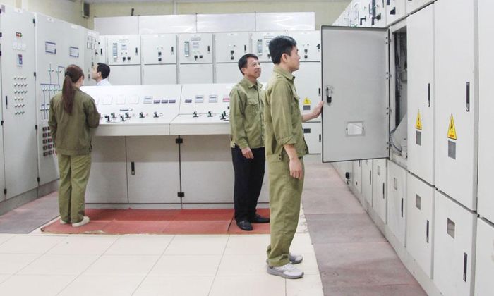  Tại Xí nghiệp đầu mối Trịnh Xá - Long Tửu thuộc Công ty Bắc Đuống, công nhân tích cực vận hành sản xuất, bảo đảm hoạt động ổn định. 