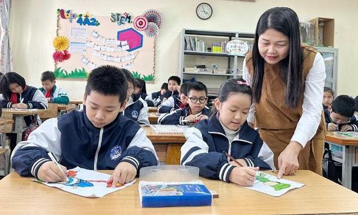 Cô và trò Trường Tiểu học Võ Thị Sáu (phường Bắc Giang) trong giờ mỹ thuật với chủ đề "Bộ đội hải quân - Tự hào đất nước Việt Nam".