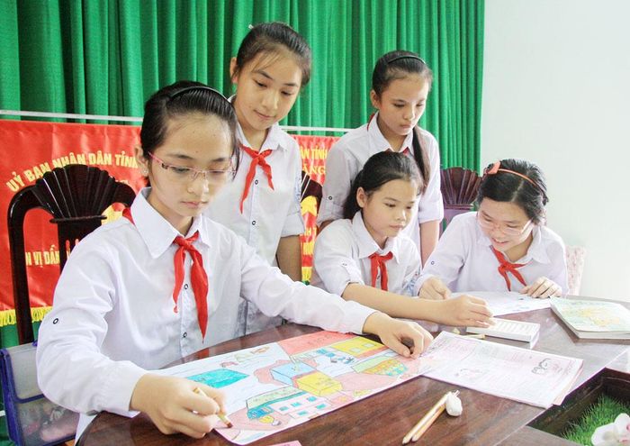 Học sinh Trường Trung học cơ sở Xuân Phú (phường Tân Tiến) vẽ tranh gửi tặng chiến sĩ nơi đảo xa.