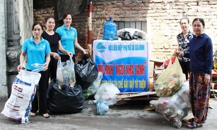  Chị Nguyễn Thị Loan (đầu tiên bên trái) cùng các thành viên Ban Chấp hành Chi hội phụ nữ thôn Đại Bái trong buổi tổng kết quỹ "Ngôi nhà xanh". 