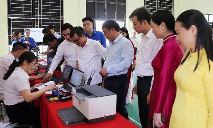  Các đại biểu tham quan quầy tiếp đón, hướng dẫn công dân thực hiện thủ tục hành chính trực tuyến tại nhà văn hóa tổ dân phố Đức Liễn. 