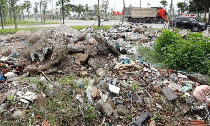  Chất thải rắn xây dựng tồn tại từ lâu ở trước khu vực Trung tâm Văn hóa - Triển lãm tỉnh. 