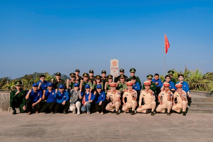 Chụp ảnh lưu niệm tại mốc biên giới 717. Ảnh: ĐVCC