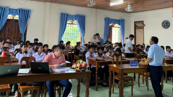 Trường Phổ thông Dân tộc bán trú Tiểu học & THCS Nguyễn Trãi (xã Trà Tập) tổ chức tư vấn hướng nghiệp cho học sinh lớp 9. Ảnh: HỒ QUÂN