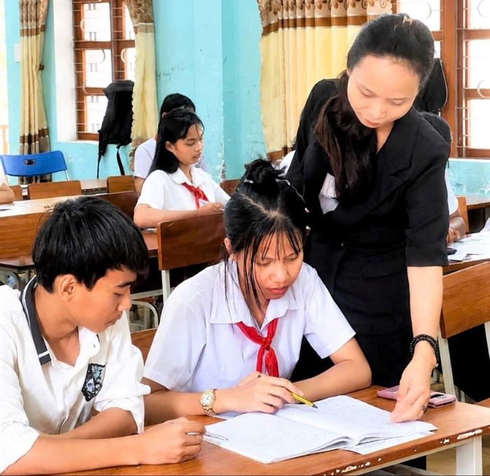 Cô giáo Lê Thị Thúy Phương hướng dẫn học sinh ôn bài. Ảnh: ĐĂNG NGUYÊN