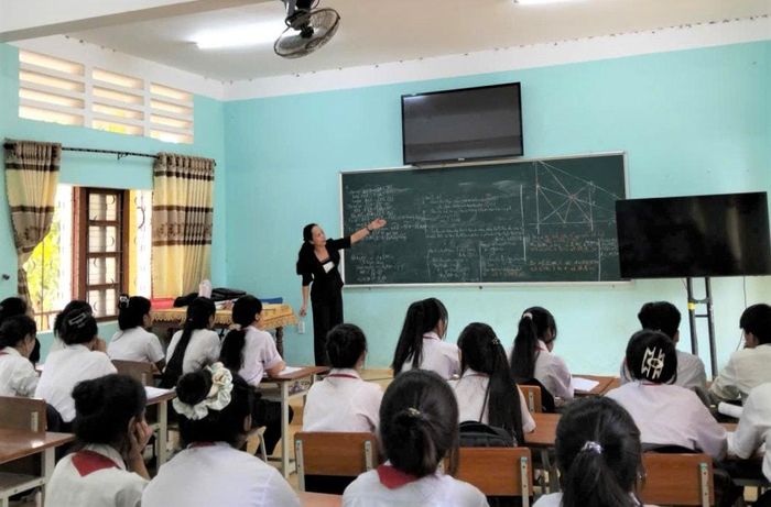 Một buổi ôn tập môn Toán cho học sinh Trường Phổ thông dân tộc nội trú THCS Đông Giang. Ảnh: ĐĂNG NGUYÊN