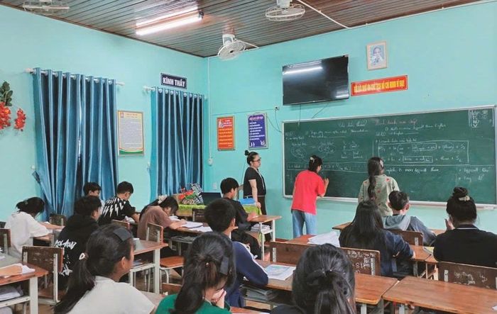 Mô hình "Tiếng trống học đêm" của Trường Phổ thông Dân tộc bán trú Tiểu học & THCS Nguyễn Trãi (xã Trà Tập) giúp học sinh ôn luyện kiến thức, sẵn sàng bước vào kỳ thi tuyển sinh lớp 10 năm học 2026 - 2027. Ảnh: HỒ QUÂN
