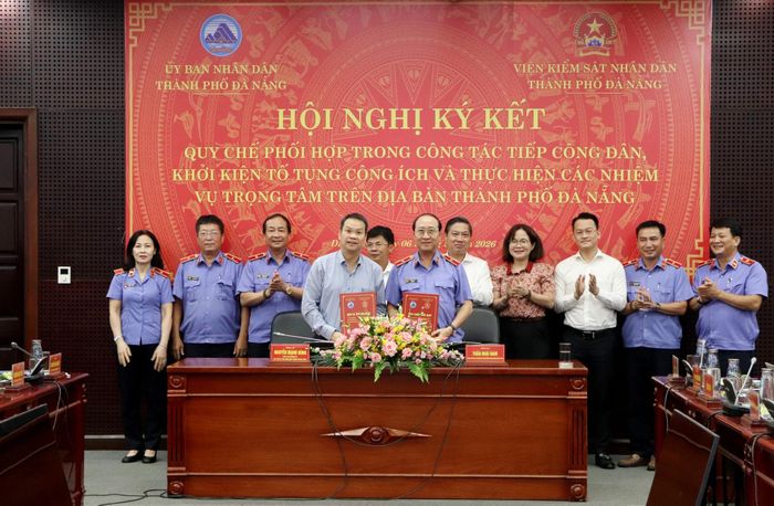 Lãnh đạo UBND thành phố và Viện KSND thành phố ký kết quy chế phối hợp. Ảnh: TRỌNG HUY