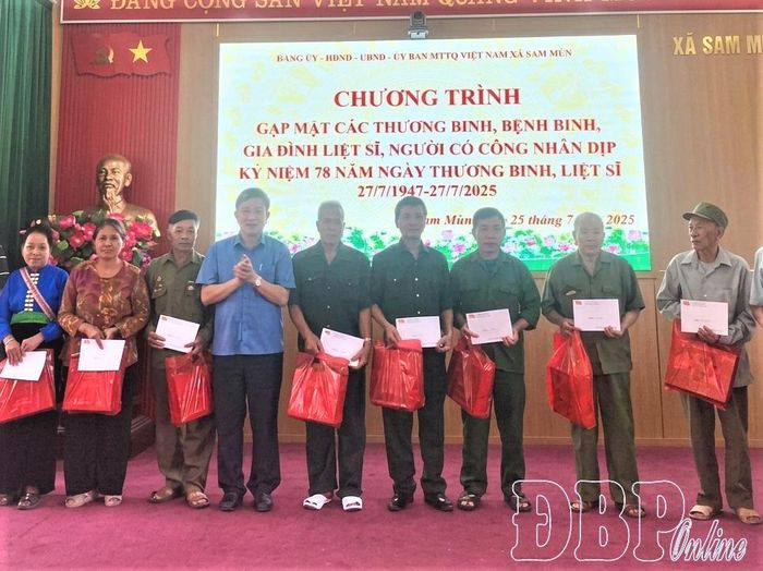 Lãnh đạo xã Sam Mứn gặp mặt, tặng quà người có công nhân kỷ niệm Ngày Thương binh - Liệt sĩ. Ảnh tư liệu