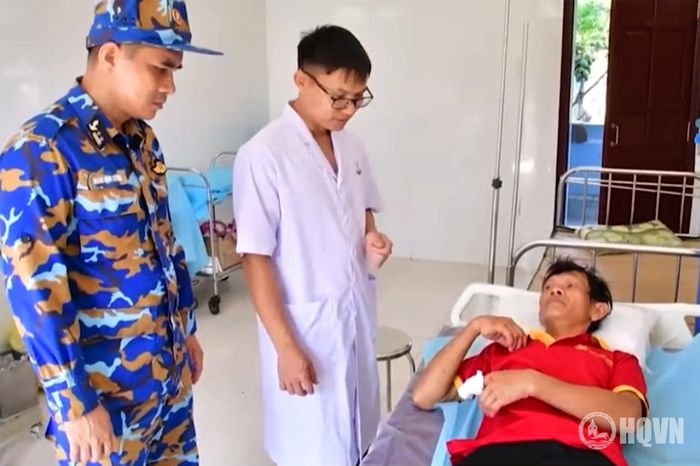 Bệnh xá đảo Sinh Tồn chăm sóc ngư dân bị nạn trên biển.