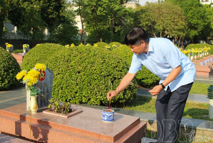 Đồng chí Lê Thành Đô, Phó Bí thư Thường trực Tỉnh ủy, Chủ tịch HĐND tỉnh thắp hương tri ân liệt sĩ.