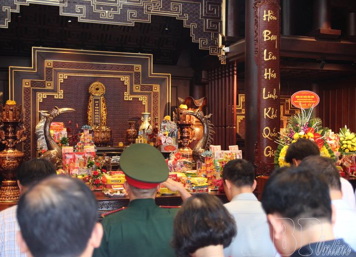 Đại biểu dành phút mặc niệm tại Đền thờ Liệt sĩ tại Chiến trường Điện Biên Phủ.