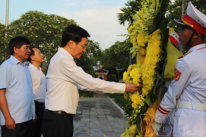 Đồng chí Trần Văn Sơn, nguyên Bộ trưởng, Chủ nhiệm Văn phòng Chính phủ chỉnh hoa trước khi dâng hoa tại Nghĩa trang Độc Lập.