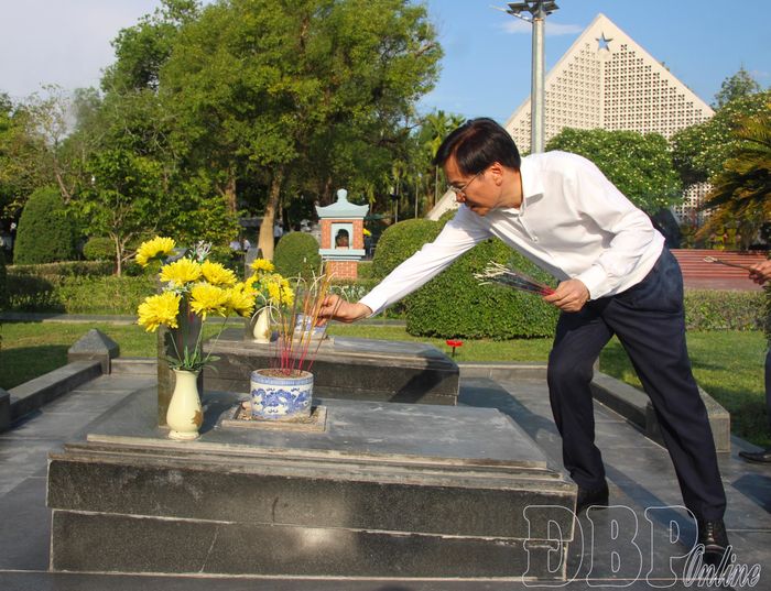 Đồng chí Trần Văn Sơn, nguyên Bộ trưởng, Chủ nhiệm Văn phòng Chính phủ thắp hương trên phần mộ liệt sĩ tại Nghĩa trang liệt sĩ A1.