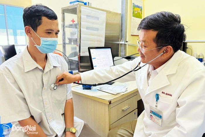 Bác sĩ khám bệnh cho người dân tại Phòng Khám đa khoa Trung tâm Y tế khu vực Long Thành. Ảnh: Hạnh Dung