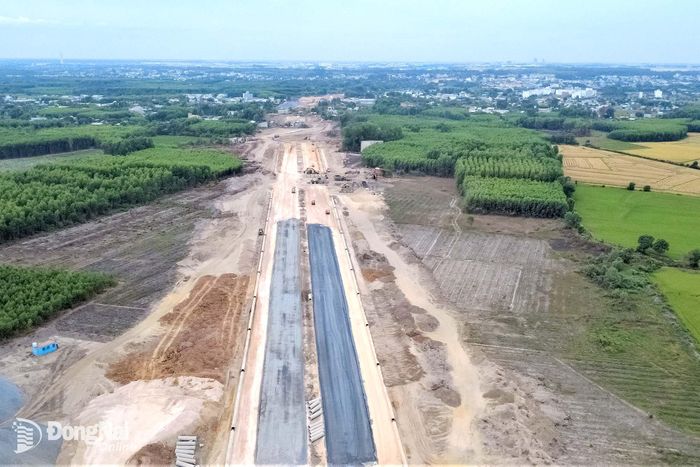 Thi công Dự án Xây dựng đường tỉnh 25C. Ảnh: Phạm Tùng