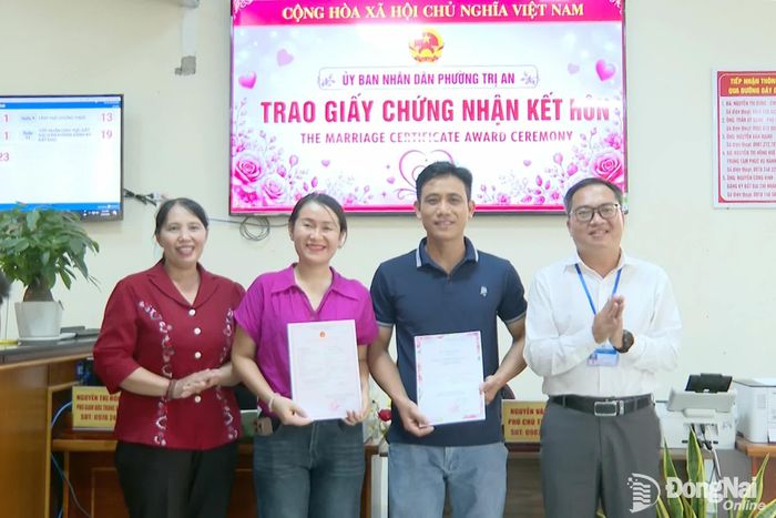 Lãnh đạo Ban Tuyên giáo và Dân vận Thành ủy cùng lãnh đạo phường Trị An trao giấy Chứng nhận kết hôn cho cặp đôi tại UBND phường. Ảnh: Văn Đoàn