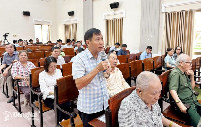 Cử tri phát biểu ý kiến tại hội nghị. Ảnh: CTV